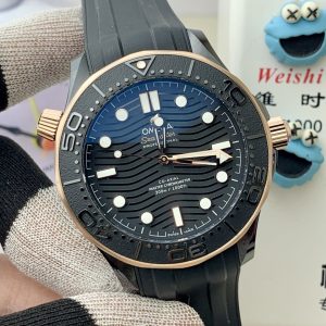 Alternative view of OR Factory is set to launch a new chapter in re-creating legendary timepieces. This cutting-edge Omega Seamaster 300M series watch is crafted from imported 316L stainless steel, featuring a bezel made of Korean high-density ceramic adorned with white enamel diving markers.The dial, also crafted from polished ceramic, features laser-engraved wave patterns. The 42mm case boasts a finely brushed finish. ⚠️ The steel bracelet undergoes meticulous hand-polishing, grain by grain. As the first on the market to achieve authenticity, it features chamfered edges on the back, enabling interchangeability with genuine models. The fluoro-rubber strap offers a smooth, substantial feel, and the lugs are compatible with both steel bracelets and rubber straps.⚠️ The sapphire crystal is produced using the Verneuil process (also known as flame fusion). With a Mohs hardness rating of 9, it ensures exceptional clarity at all times. ⚠️ Powered by an exclusively developed and customized replica 8800 integrated movement, tested for months to ensure stable quality.      Forged through adversity, crafted with dedication—dedicated to watch enthusiasts.          OR